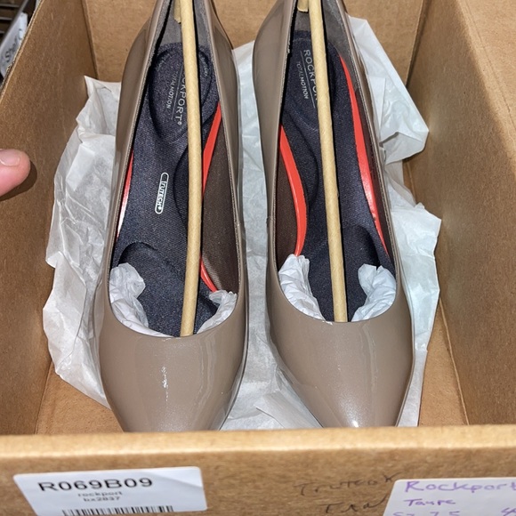 Rockport Women's Total Motion Pointed Toe Pump , Beige , Size 7.5 US - Picture 6 of 8